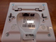 А с обратной стороны все просто: питание и Ethernet порт. Надо отметить, что адаптер питания оснащен очень ярким световым индикатором, поэтому при установке в спальне, лучше заклеить этот светодиод хотя бы изолентой.