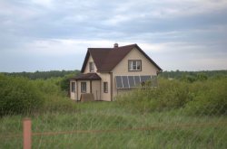 Солнечные панели на стене дома